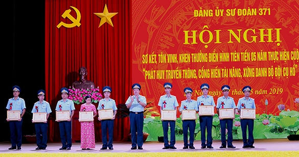 Sư đoàn 371 khen thưởng 3 tập thể và 10 cá nhân điển hình tiên tiến